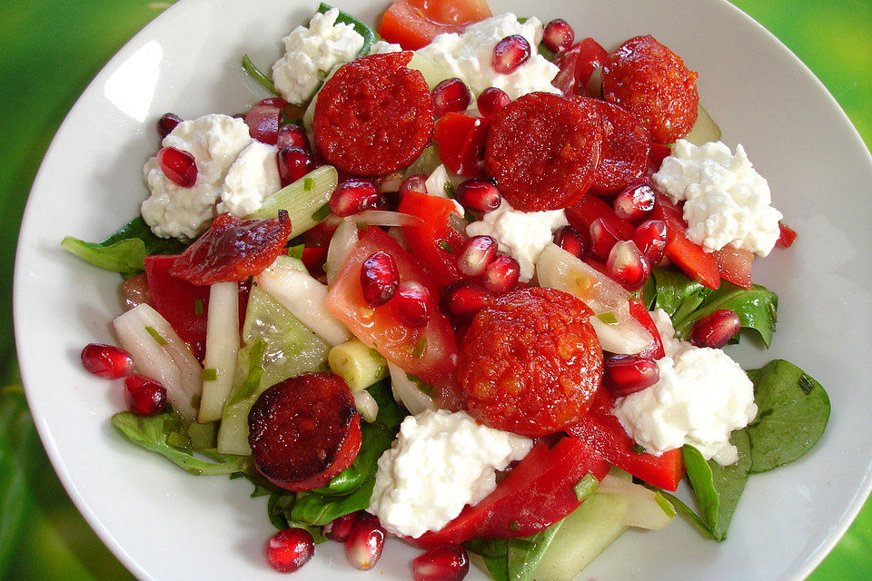 Salat mit gebratener Paprikawurst und Hüttenkäse