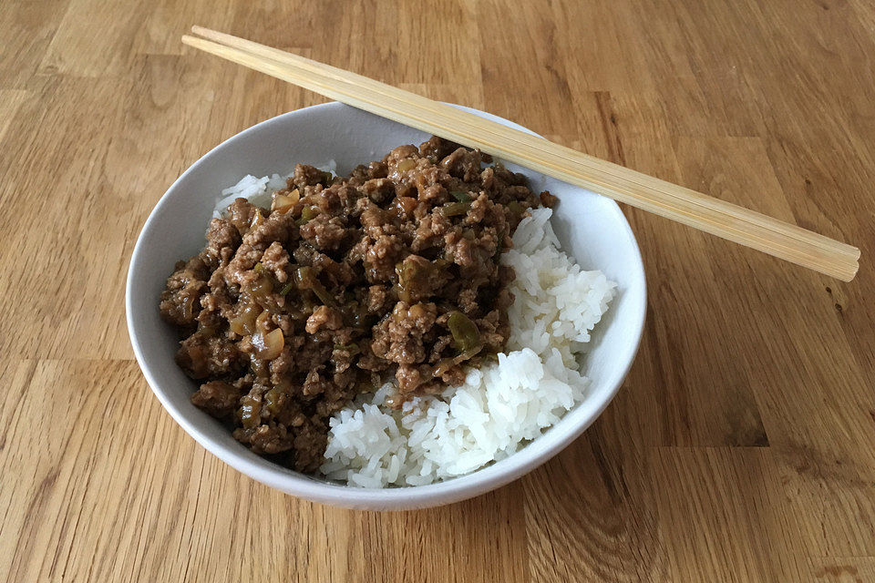 Asiatische Hackfleischpfanne mit Frühlingszwiebeln