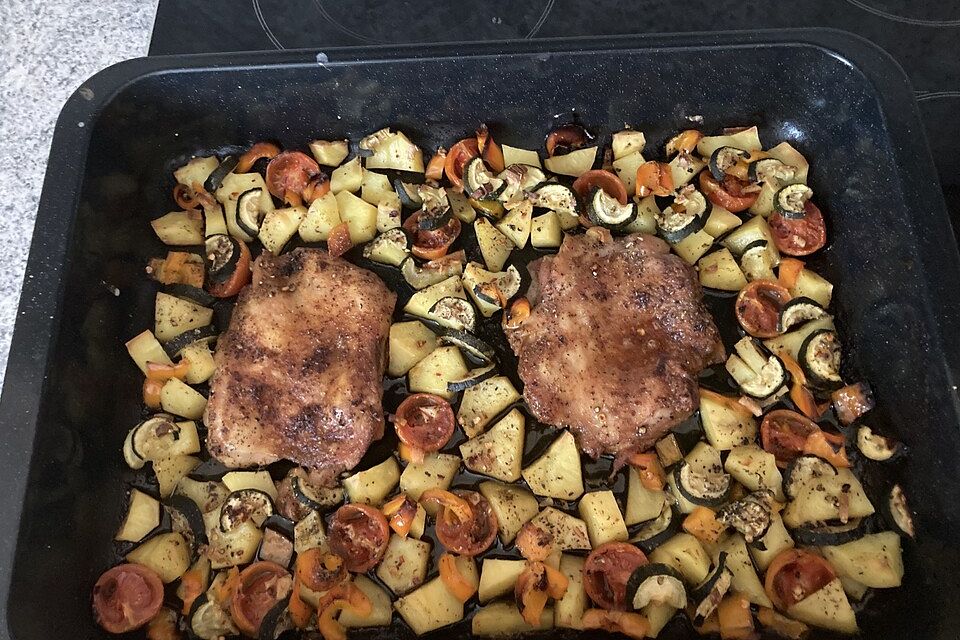 Kartoffeln mit Huhn und Knoblauch aus dem Backofen