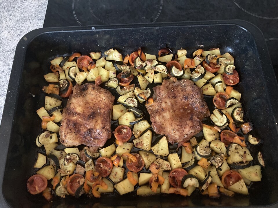 Kartoffeln mit Huhn und Knoblauch aus dem Backofen