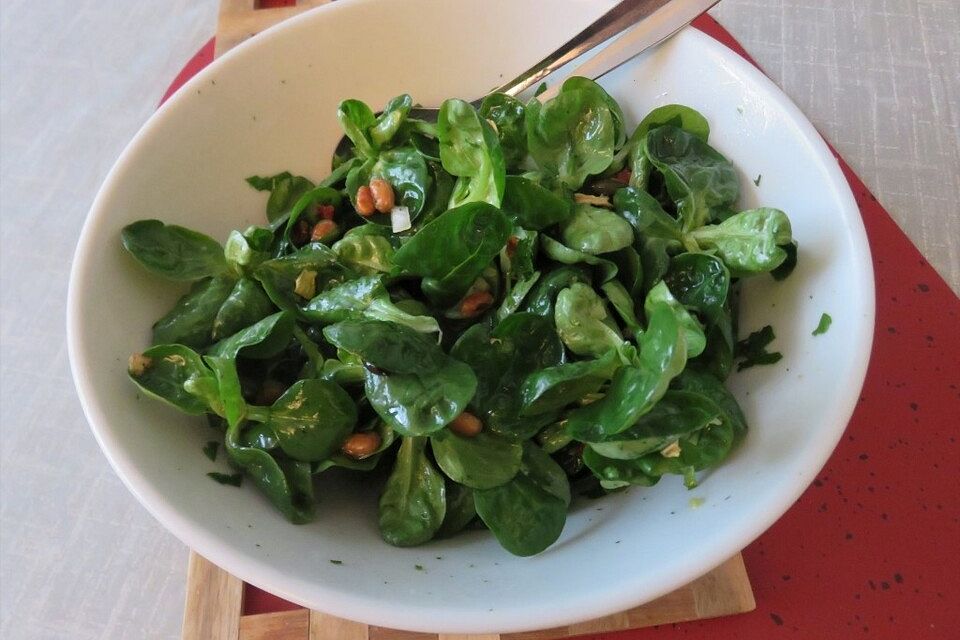 Feldsalat mit Limetten-Kräuteressig-Dressing und gerösteten Pinienkerne