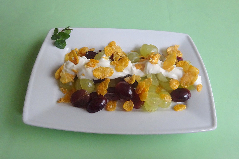 Knuspriger Traubensalat mit Cornflakes