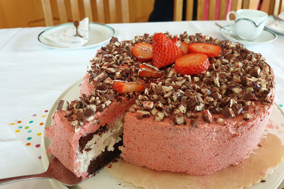 Erdbeer-Joghurt-Yogurette-Torte mit Erdbeer-Vanille-Buttercreme