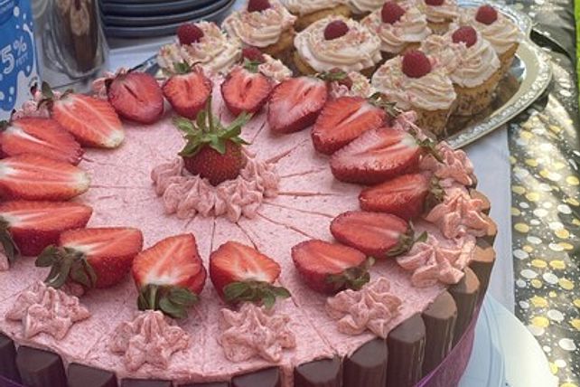 Erdbeer-Joghurt-Yogurette-Torte mit Erdbeer-Vanille-Buttercreme von ...
