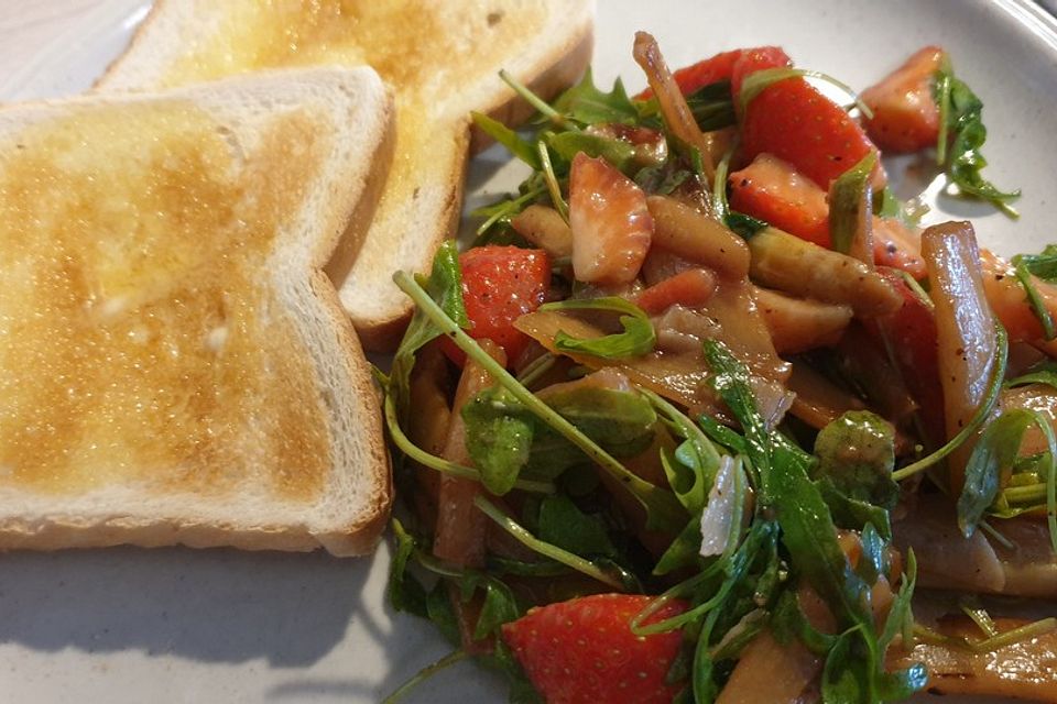 Gebratener Spargel mit Senf-Vinaigrette, Erdbeeren und Rucola