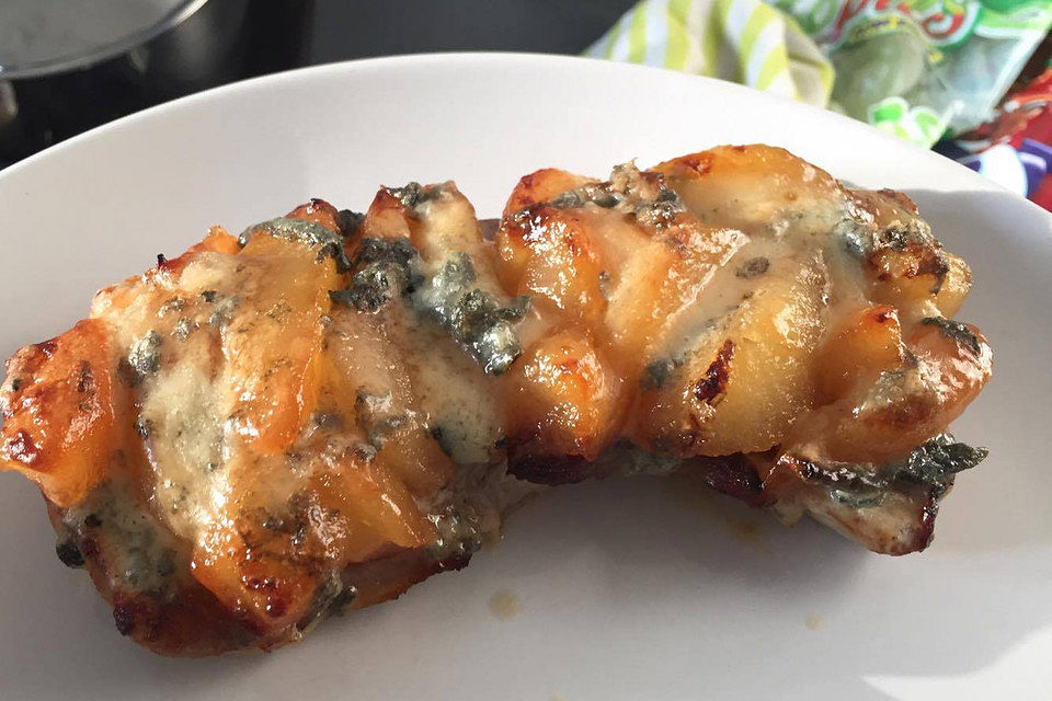 Schweineschnitzel mit karamellisierten Birnen und Gorgonzola überbacken