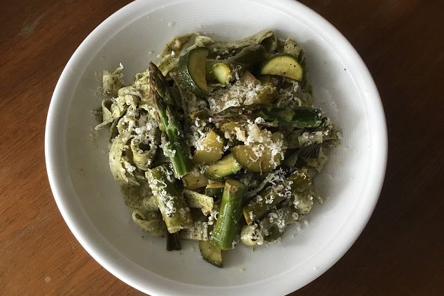 Bärlauchnudeln mit grünem Spargel und Zucchini von Dickschaedelblue ...