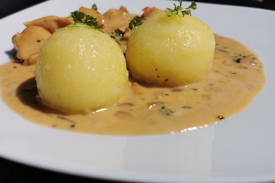 Kartoffelknödel aus gekochten Kartoffeln