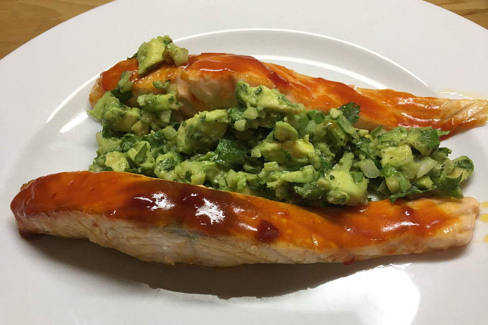 Schnelles Lachsfilet mit Avocado-Koriander-Salsa