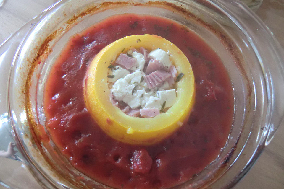 Gefüllte Zucchini im Tomatenbett mit Schinken und Feta