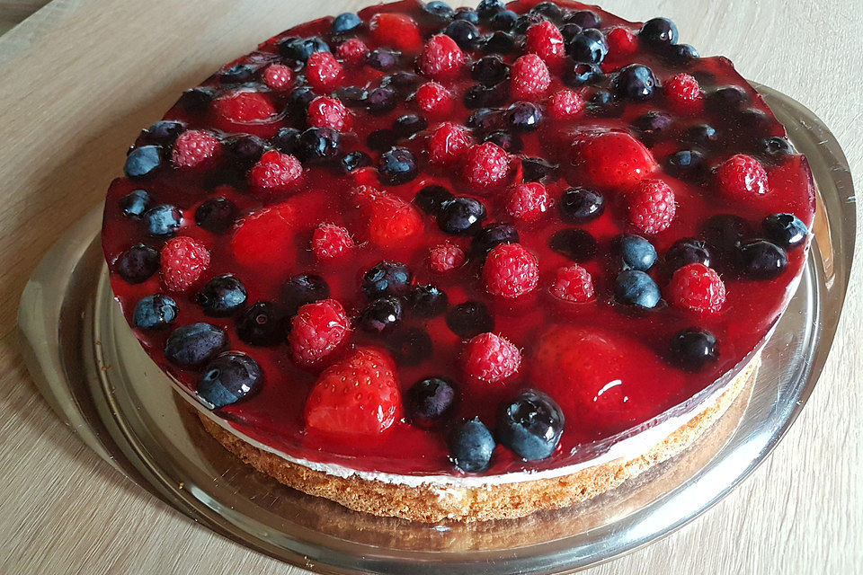 Mandelkuchen mit Beeren