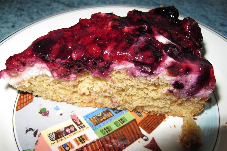 Mandelkuchen mit Beeren