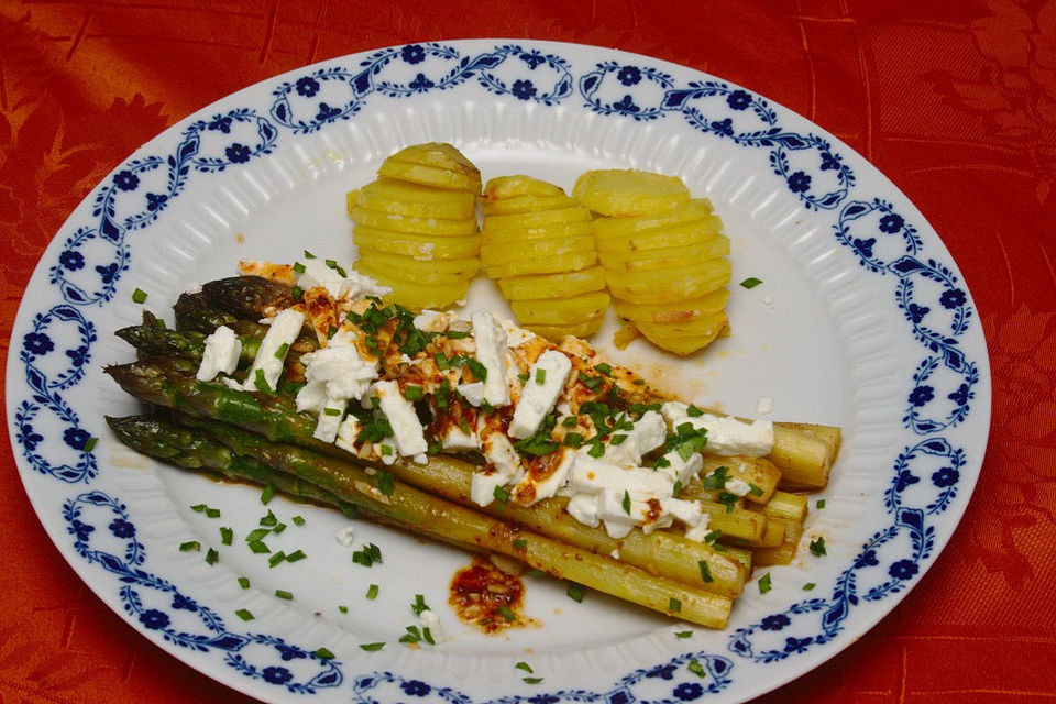 Gebratener Grünspargel mit Zitrone und Fetakäse