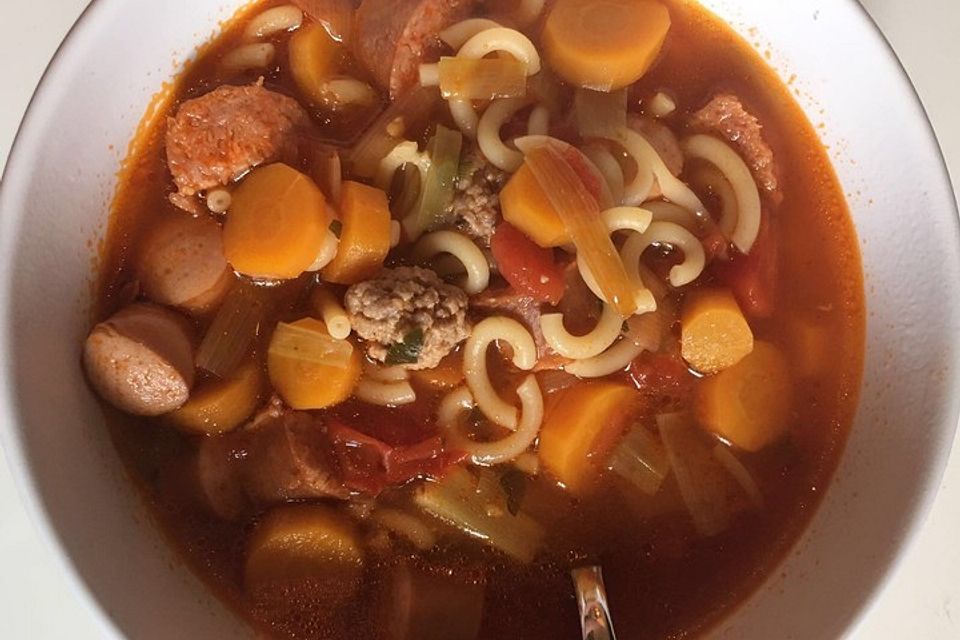 Tomatensuppe mit Würstchen und Hackbällchen