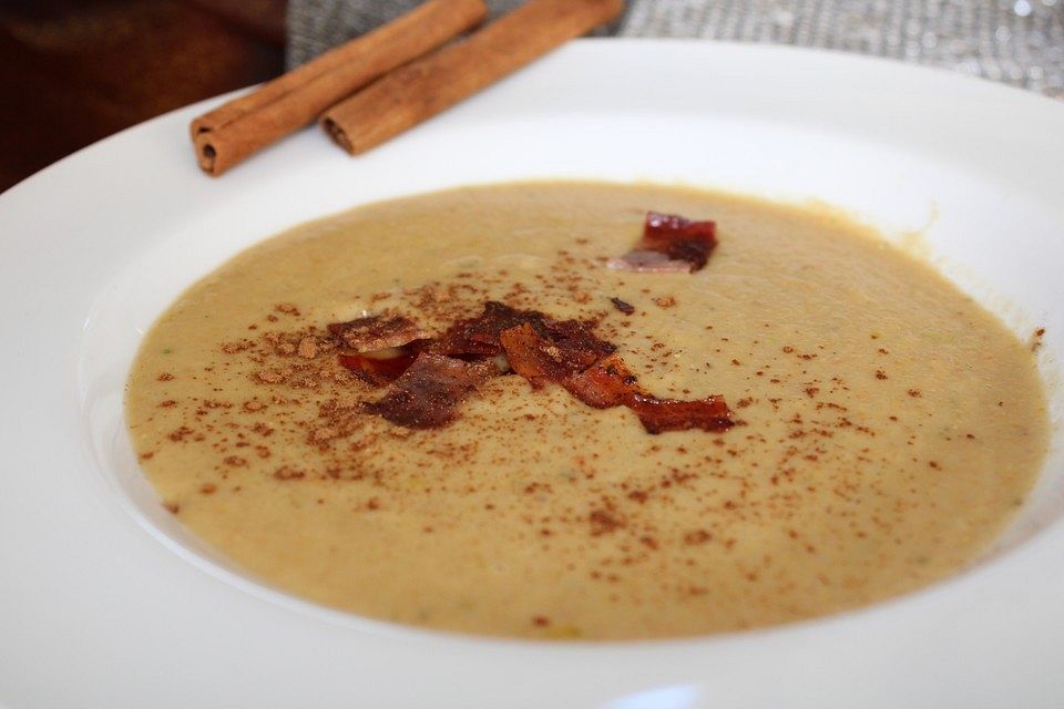 Maronencremesuppe mit Gewürzspeck