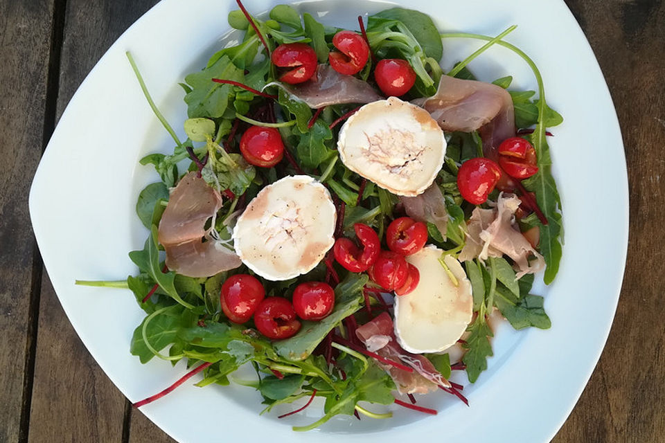 Rucolasalat mit Ziegenkäse und Kirschdressing