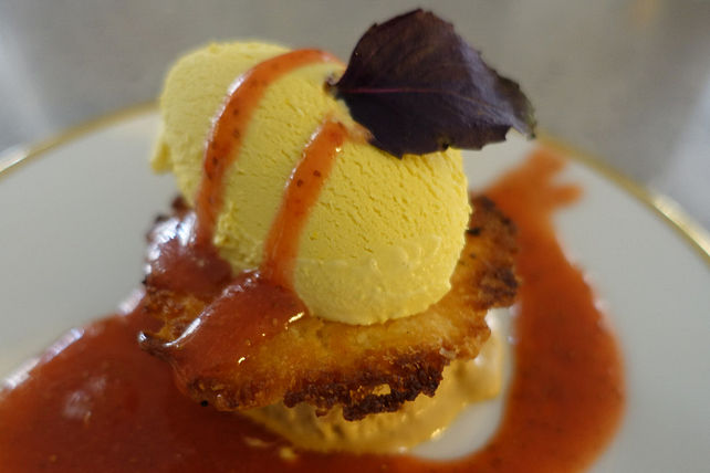 Gefrorenes Erdbeer-Nougat mit Fenchel-Anis-Eis und Mandelchip von ...