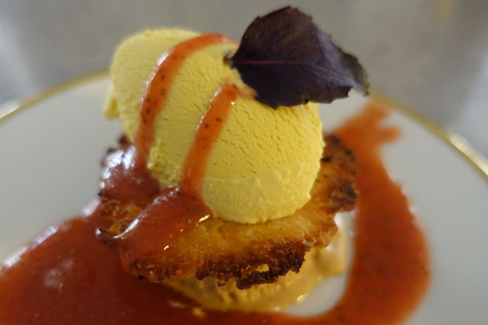 Gefrorenes Erdbeer-Nougat mit Fenchel-Anis-Eis und Mandelchip