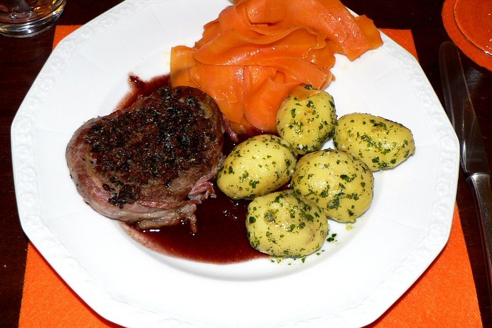 Rinderfilet mit Schwarzbrotkruste und Holundersauce