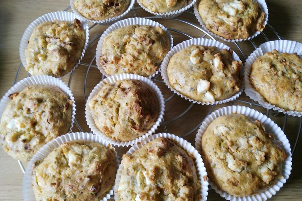 Zucchini-Muffins mit getrockneten Tomaten und Feta