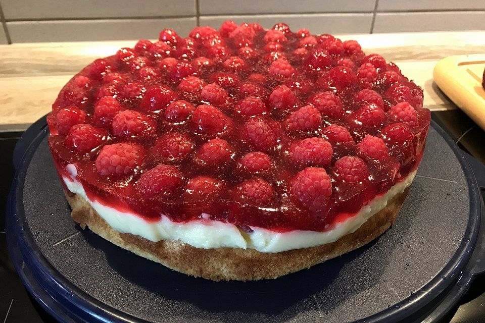 Kleiner Erdbeerkuchen mit Eierlikörboden