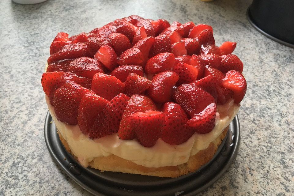 Kleiner Erdbeerkuchen mit Eierlikörboden