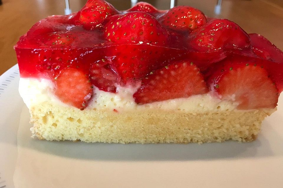 Kleiner Erdbeerkuchen mit Eierlikörboden