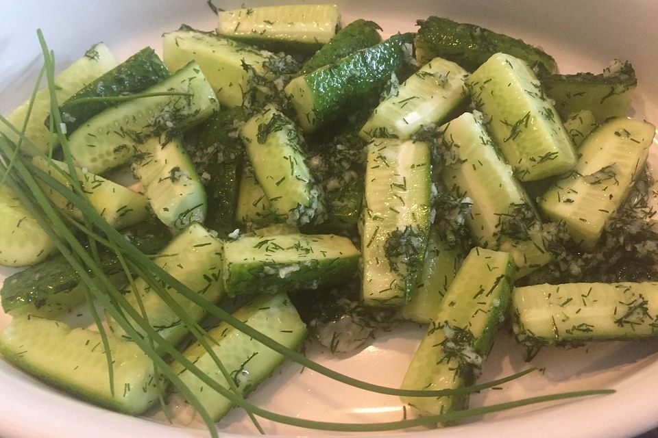 Blitzschnelle marinierte Gurken mit Knoblauch und Dill