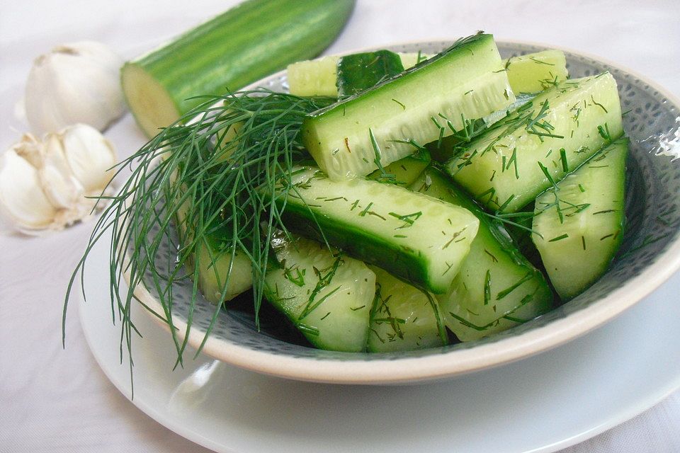 Blitzschnelle marinierte Gurken mit Knoblauch und Dill