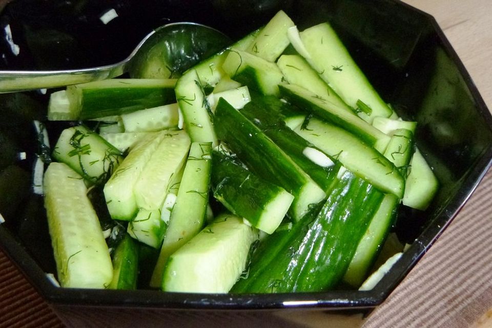 Blitzschnelle marinierte Gurken mit Knoblauch und Dill