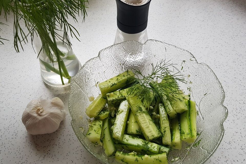 Blitzschnelle marinierte Gurken mit Knoblauch und Dill