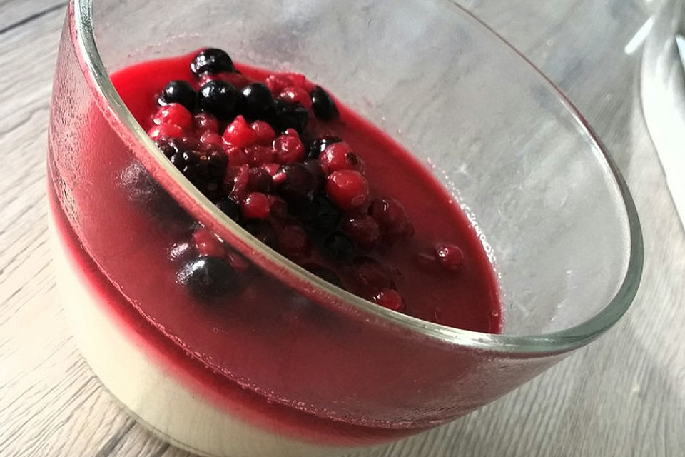 Grießpudding mit Beerensauce