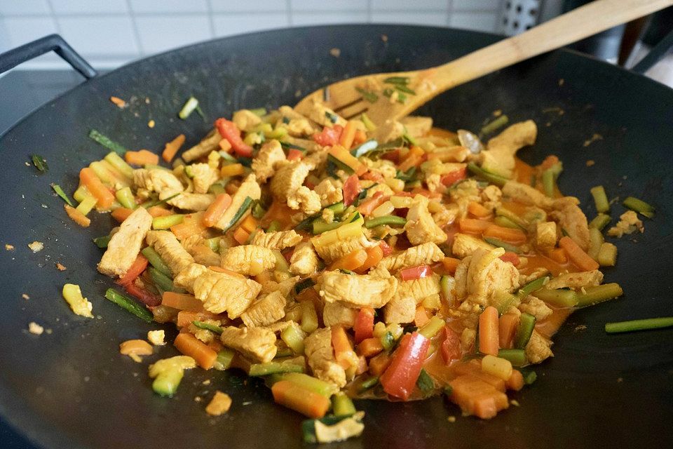Wokgemüse mit Hühnerfleisch und Cashewnüssen