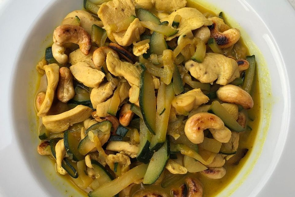 Wokgemüse mit Hühnerfleisch und Cashewnüssen