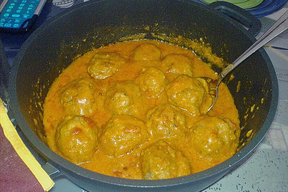 Albondigas in Tomatensauce