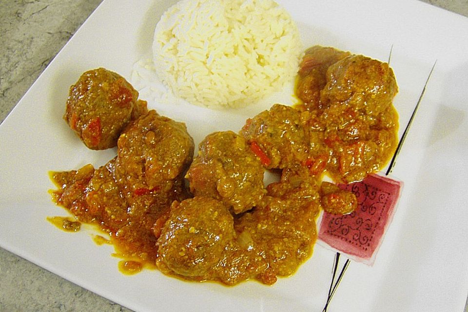 Albondigas in Tomatensauce