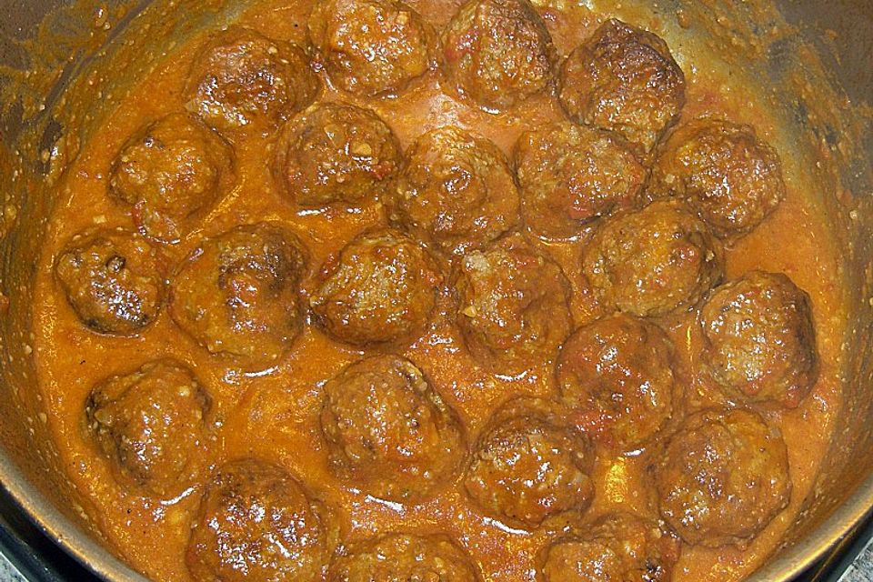 Albondigas in Tomatensauce