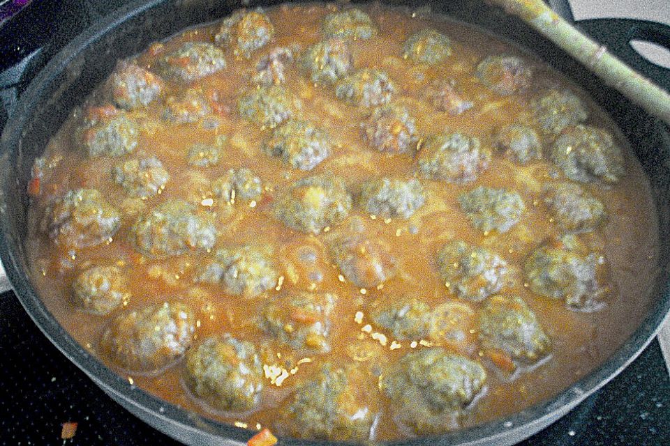 Albondigas in Tomatensauce