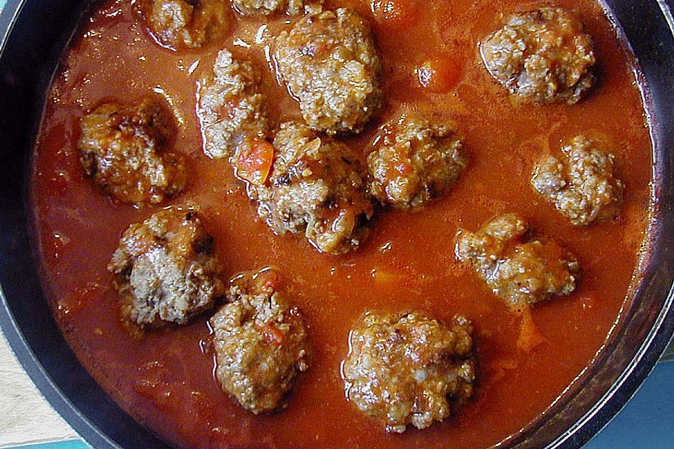 Albondigas in Tomatensauce