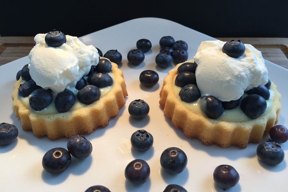 Torteletts mit Vanillepudding und Heidelbeeren