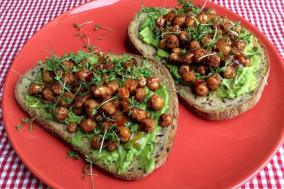 Avocado-Toast mit Kichererbsen und Sprossen