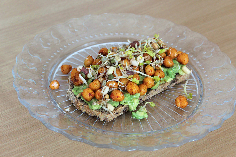 Avocado-Toast mit Kichererbsen und Sprossen