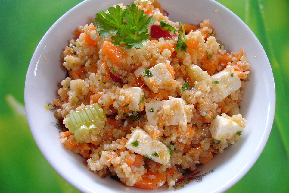 Couscoussalat mit marinierten Möhren, Haselnüssen und Feta