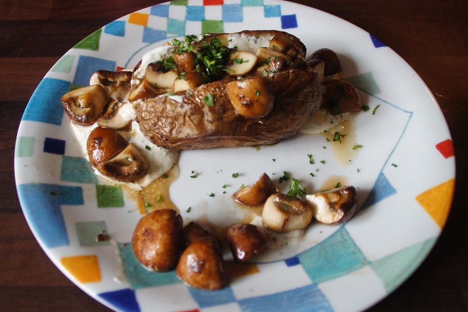 Ofenkartoffeln mit Kräuterdip und gebratenen Champignons