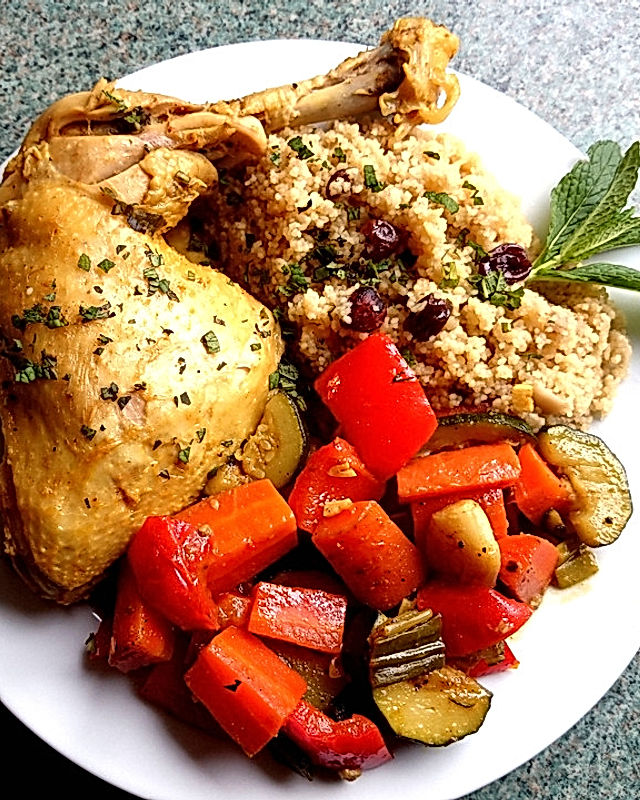 Rosinen-Couscous mit Hühnerkeulen und Gemüse