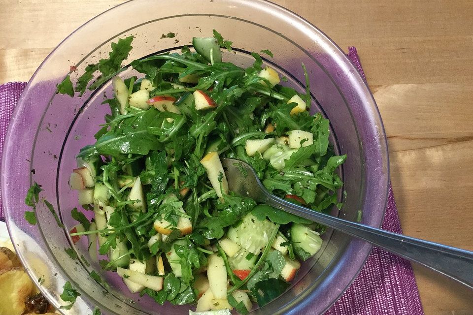 Rucola mit Apfel, Gurke und Kräutern