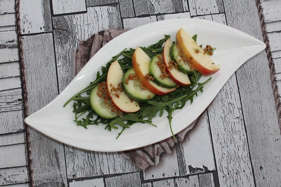 Rucola mit Apfel, Gurke und Kräutern