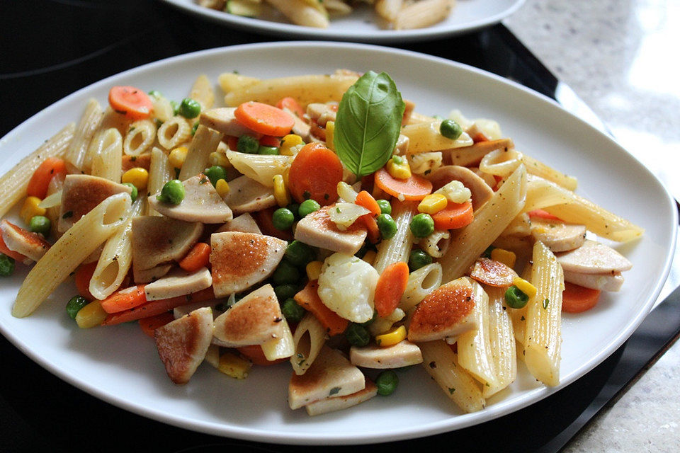 Buttergemüse mit Fleischwurst und Nudeln