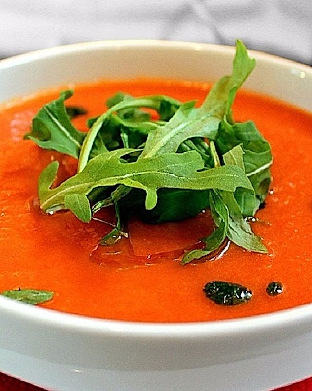 Tomaten-Erdbeer-Suppe mit Minzpesto und Rucola