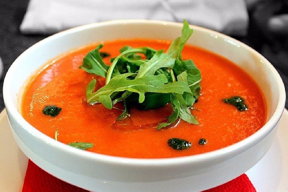 Tomaten-Erdbeer-Suppe mit Minzpesto und Rucola